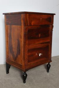 Antico comodone credenzino senese fine 700 LUIGI XVI in noce massello. Mis L 57 prof 46 .H89 